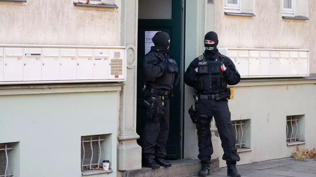 Razzia im Dresdner Stadtteil Cotta. Die Festgenommenen stehen im Verdacht, Mitglieder einer rechtsterroristischen Gruppe zu sein.  - Bild: Sebastian Kahnert/dpa