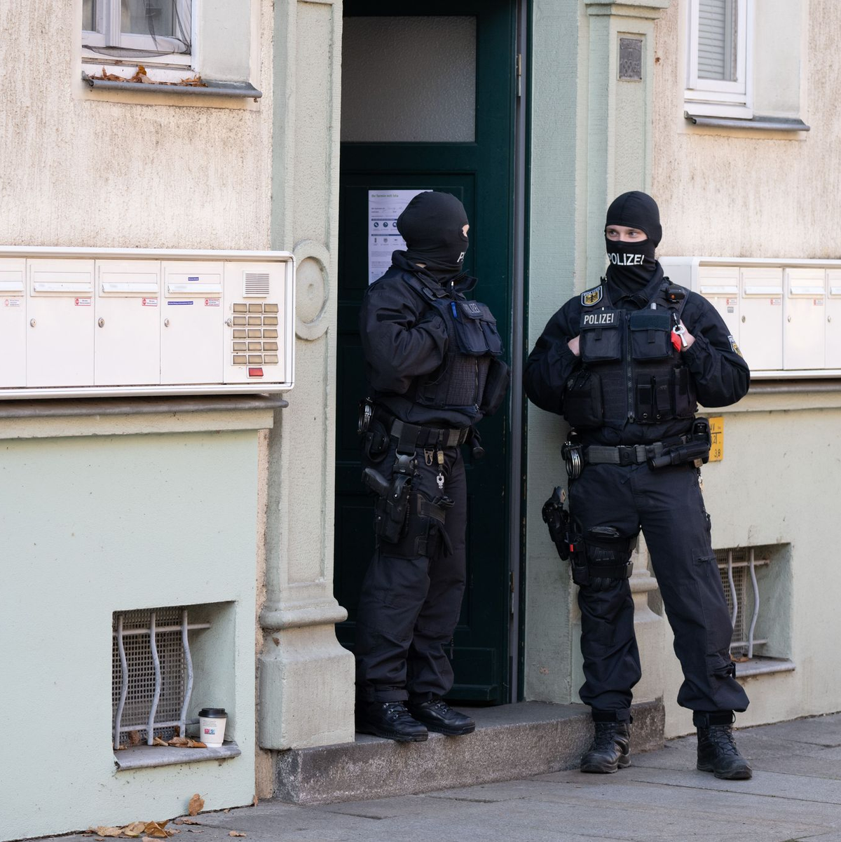 Razzia im Dresdner Stadtteil Cotta. Die Festgenommenen stehen im Verdacht, Mitglieder einer rechtsterroristischen Gruppe zu sein.  - Foto: Sebastian Kahnert/dpa