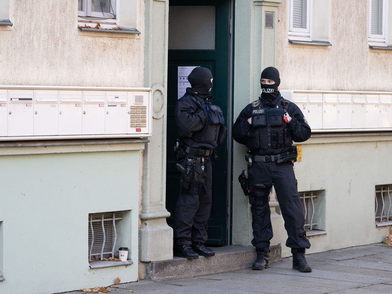 Mehr als 450 Einsatzkräfte sind allein in Deutschland an der Razzia beteiligt.  - Foto: Sebastian Kahnert/dpa