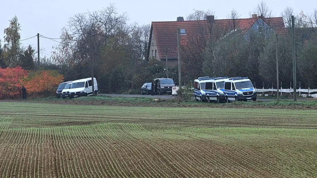 Razzia gegen mutmaßliche Rechtsterroristen am Rande von Grimma.  - Bild: Tobias Junghannß/dpa