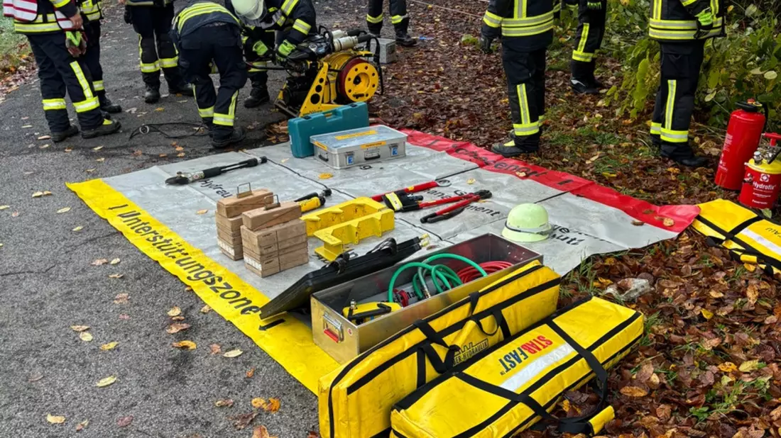 FW Bad Honnef: Pkw stürzt im Schmelztal Abhang hinunter - Person befreit - Bild: presseportal.de