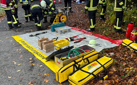 FW Bad Honnef: Pkw stürzt im Schmelztal Abhang hinunter - Person befreit - Foto: presseportal.de