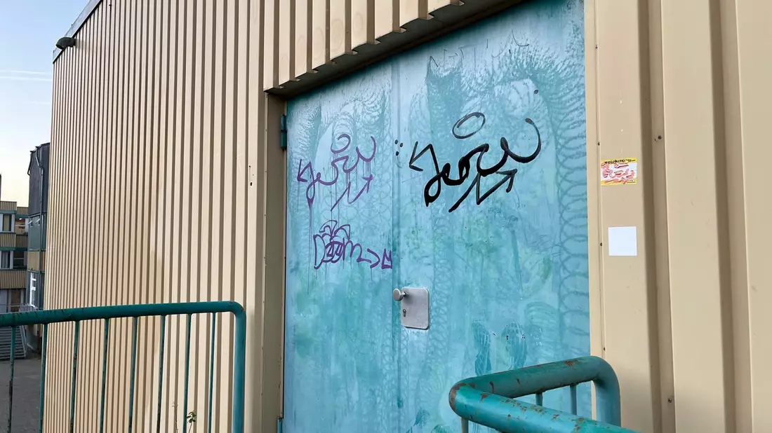 POL-RBK: Overath - Unbekannte beschmieren Schulgelände mit Graffiti - Bild: presseportal.de