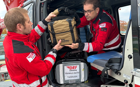 Lebensrettend bei massivem Blutverlust / Christoph Berlin mit Blut- und Plasmakonserven im Einsatz - Foto: presseportal.de