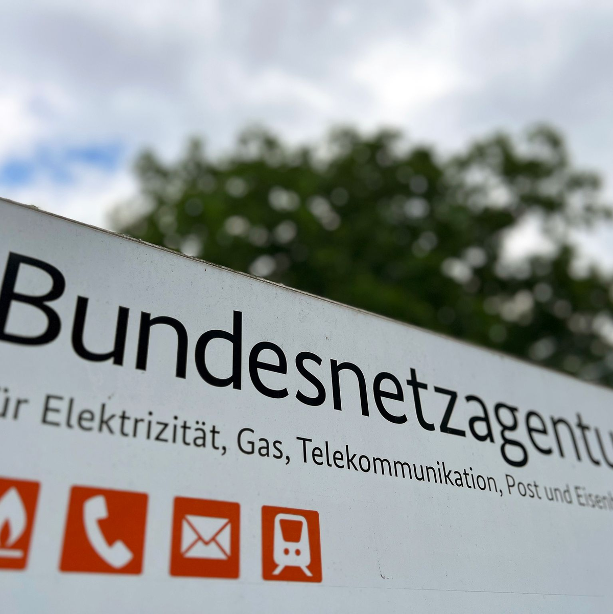 Ein Schild mit der Aufschrift «Bundesnetzagentur» steht vor dem Eingang des Dienstsitzes der Regulierungsbehörde. - Foto: Wolf von Dewitz/dpa
