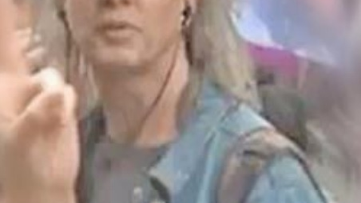 POL-HH: 241105-1. Öffentlichkeitsfahndung nach Angriff auf Polizeibeamtin in Hamburg-Altstadt - Foto: presseportal.de