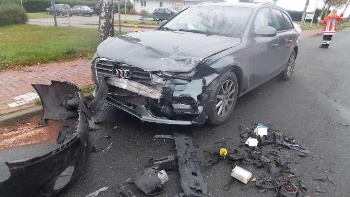 POL-CUX: Verkehrsunfall in Wanna - zwei Personen leicht verletzt (Lichtbild in der Anlage) - Foto: presseportal.de