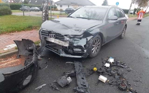 POL-CUX: Verkehrsunfall in Wanna - zwei Personen leicht verletzt (Lichtbild in der Anlage) - Foto: presseportal.de