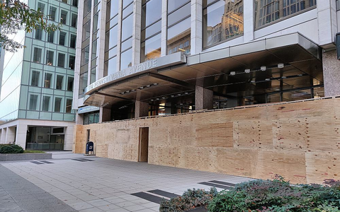 Verrammelte Fensterfront aus Sorge vor Randale bei der US-Wahl am 04.11.2024 - Foto: über dts Nachrichtenagentur Verrammelte Fensterfront aus Sorge vor Randale bei der US-Wahl am 04.11.2024 - Foto: über dts Nachrichtenagentur