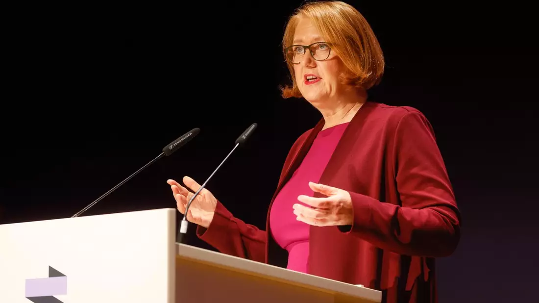 Paus: Bundesstiftung Gleichstellung unterstützt ab 2025 beim Gleichstellungs-Check von Gesetzen / 2. Gleichstellungstag der Bundesstiftung Gleichstellung eröffnet - Bild: presseportal.de