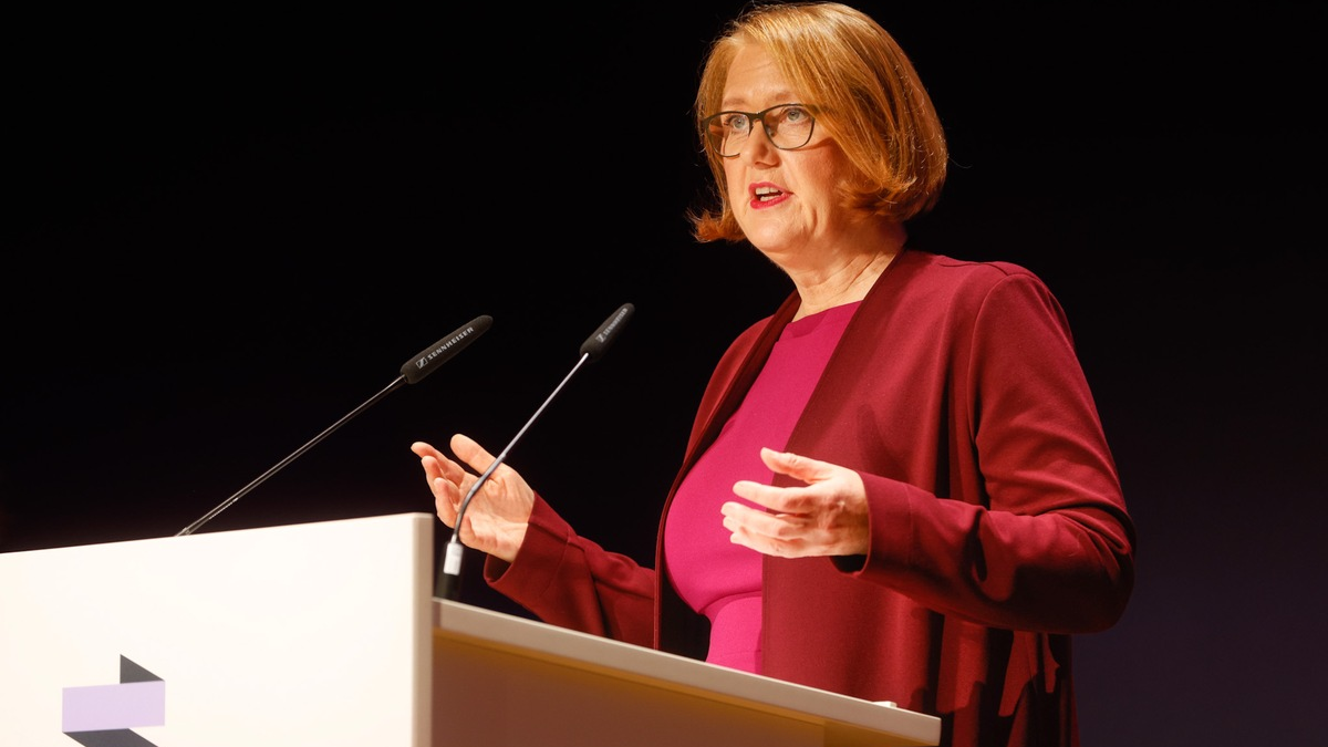 Paus: Bundesstiftung Gleichstellung unterstützt ab 2025 beim Gleichstellungs-Check von Gesetzen / 2. Gleichstellungstag der Bundesstiftung Gleichstellung eröffnet - Foto: presseportal.de