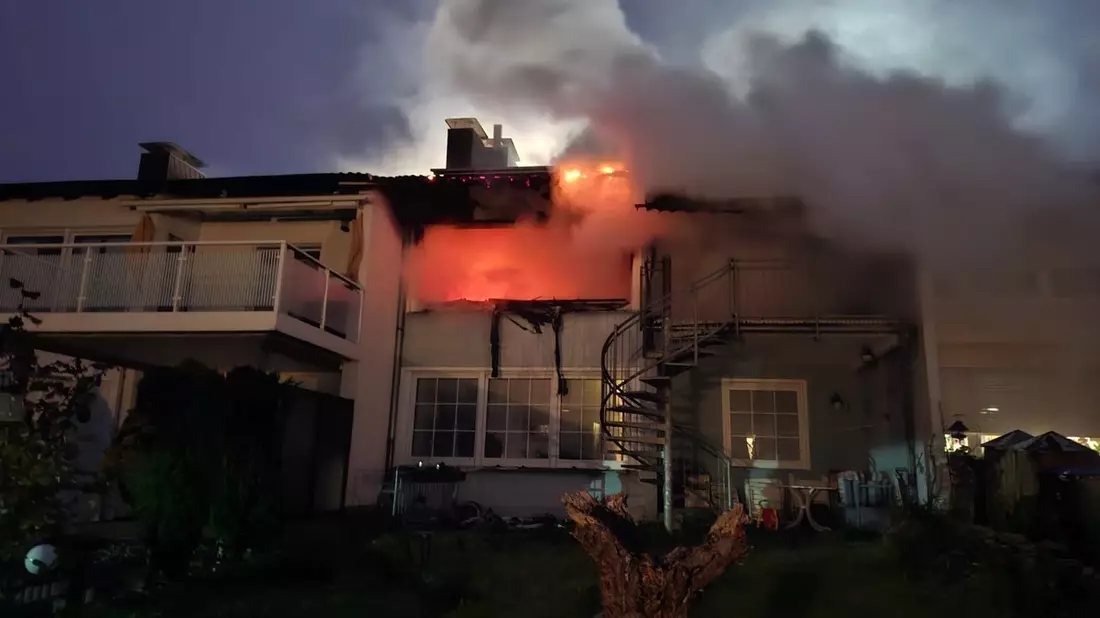 FW-DT: Wohnungsbrand mit Menschenleben in Gefahr - 6 Personen gerettet - Bild: presseportal.de