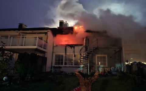 FW-DT: Wohnungsbrand mit Menschenleben in Gefahr - 6 Personen gerettet - Foto: presseportal.de