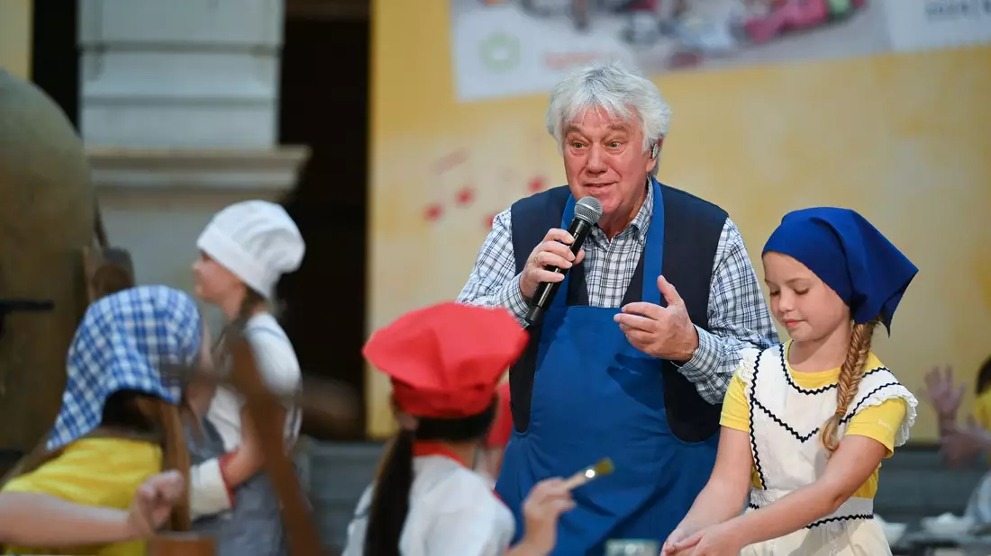 Liedermacher Rolf Zuckowski verschickt noch immer handgeschriebene Weihnachtskarten. - Bild: Markus Lenhardt/dpa