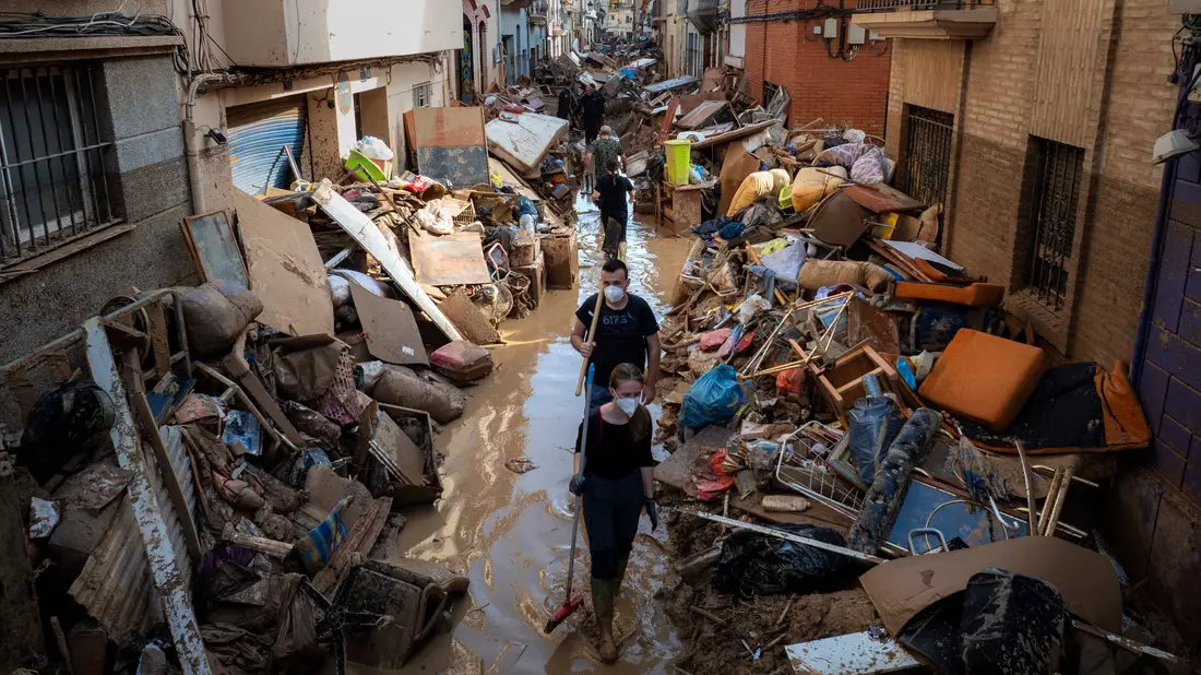 Viele Straßen sind noch unbefahrbar. - Bild: Emilio Morenatti/AP/dpa