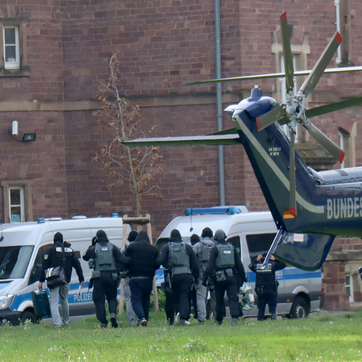 Verdächtige werden zum Ermittlungsrichter am Bundesgerichtshof gebracht.  - Foto: Rene Priebe/dpa