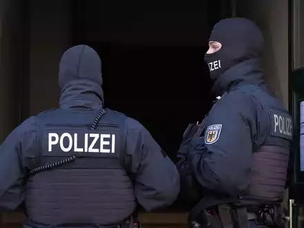 Bei der Razzia gegen mutmaßliche Rechtsterroristen in Deutschland, Polen und Österreich wurden am Dienstag acht Männer festgenommen (Archivbild). - Foto: Sebastian Kahnert/dpa