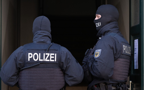 Bei der Razzia gegen mutmaßliche Rechtsterroristen in Deutschland, Polen und Österreich wurden am Dienstag acht Männer festgenommen (Archivbild). - Foto: Sebastian Kahnert/dpa