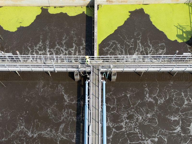 Müssen sich künftig maßgeblich an der Abwasserreinigung in der Europäischen Union beteiligen: Pharma- und Kosmetikfirmen. (Archivbild) - Foto: Sebastian Gollnow/dpa