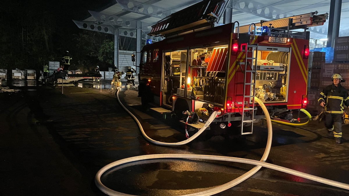 FW Alfter: Brandeinsatz in einer Lagerhalle - Foto: presseportal.de