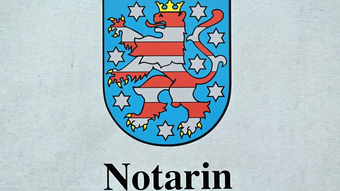 Notare sollen perspektivisch zur Vorbereitung von Grundstücksverkäufen keine Post mehr an die Behörden verschicken müssen. (Symbolbild) - Bild: Martin Schutt/dpa
