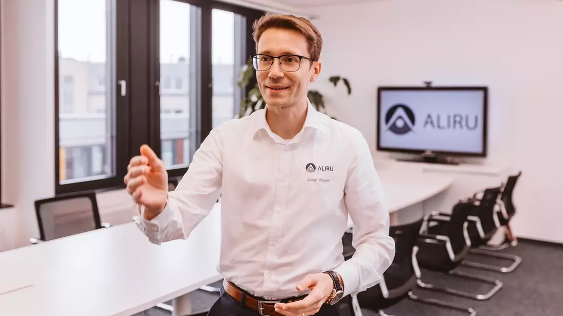 Julian Kissel von der Aliru GmbH über Sally AI: Automatische Meeting-Transkription - Hype oder echter Mehrwert? - Bild: presseportal.de