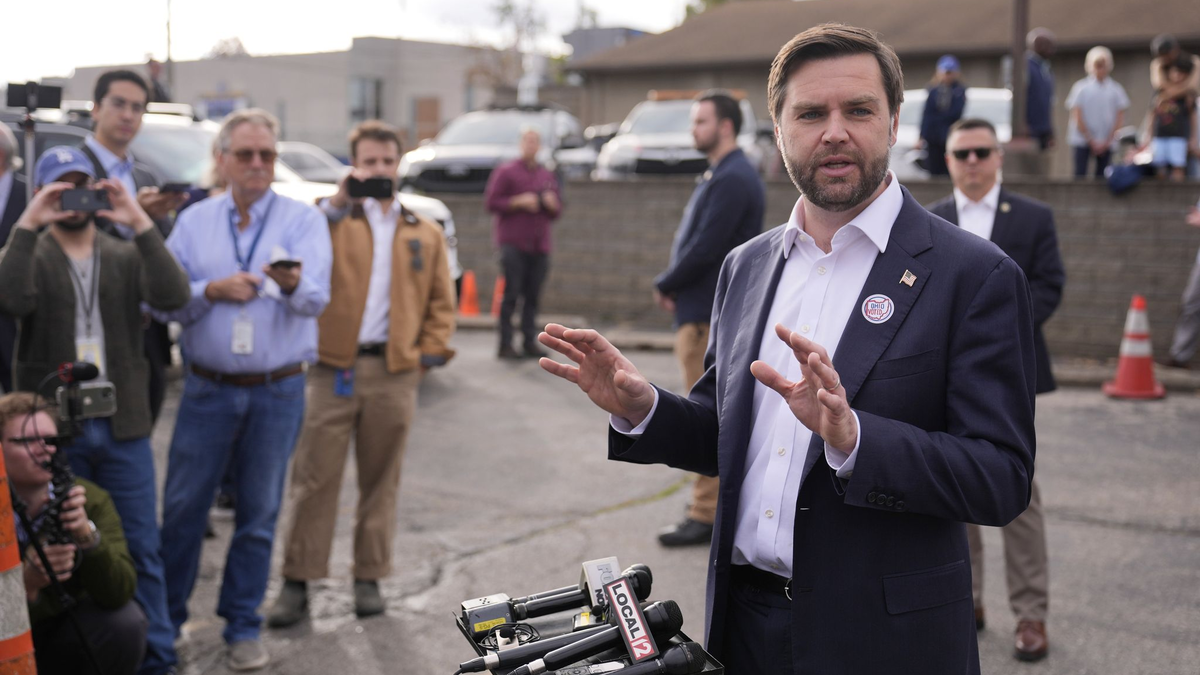 Trumps Vizekandidat Vance kam mit Frau und Kindern ins Wahllokal im Bundesstaat Ohio.  - Foto: Carolyn Kaster/AP