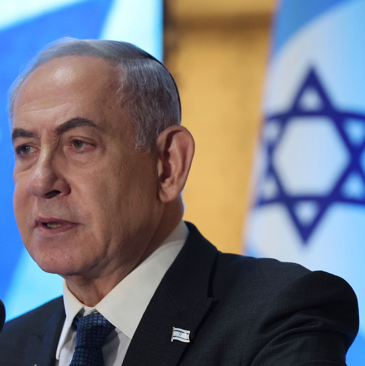 Der israelische Regierungschef Benjamin Netanjahu will die Israelis, die sich noch in der Gewalt der islamistischen Hamas im Gazastreifen befinden, freikaufen. - Foto: Abir Sultan/POOL EPA/AP/dpa