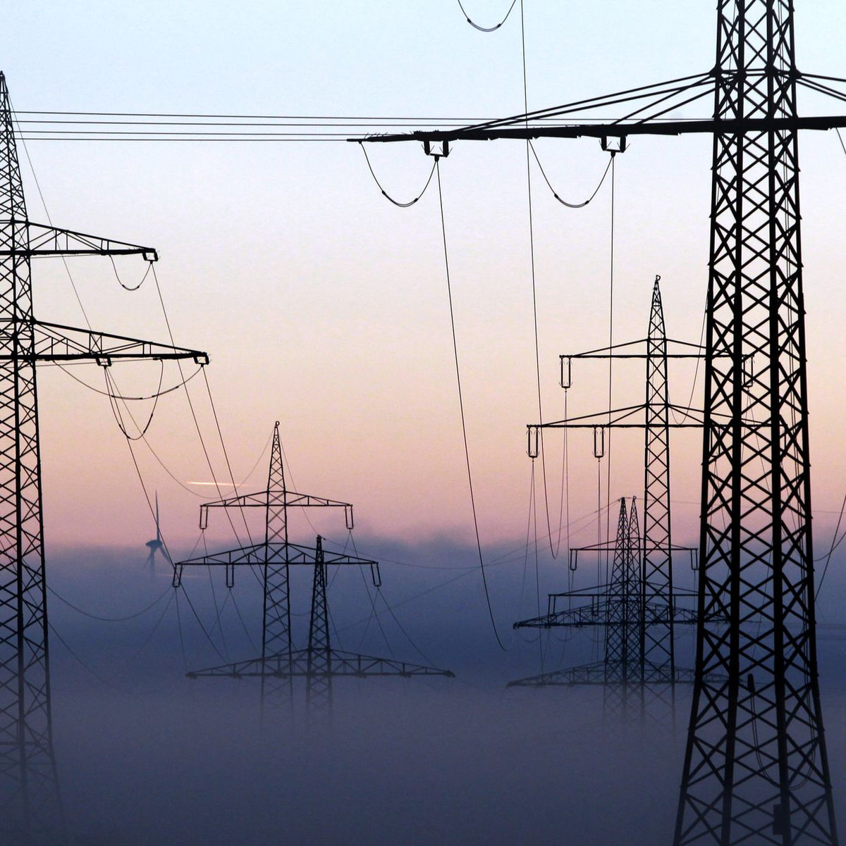 Wichtige Einrichtungen wie Stromtrassen, Klärwerke oder Verkehrswege sollen geschützt werden. Die Betreiber müssen dafür Pläne erarbeiten und mögliche Störfälle melden. (Archivfoto) - Foto: Karl-Josef Hildenbrand/dpa