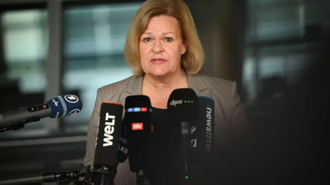 Bundesinnenministerin Nancy Faeser (SPD) hat einen Gesetzentwurf vorgelegt, mit dem Deutschland seine EU-Verpflichtungen zum Schutz der kritischen Infrastruktur umsetzen will.   - Bild: Alina Grünky/dpa