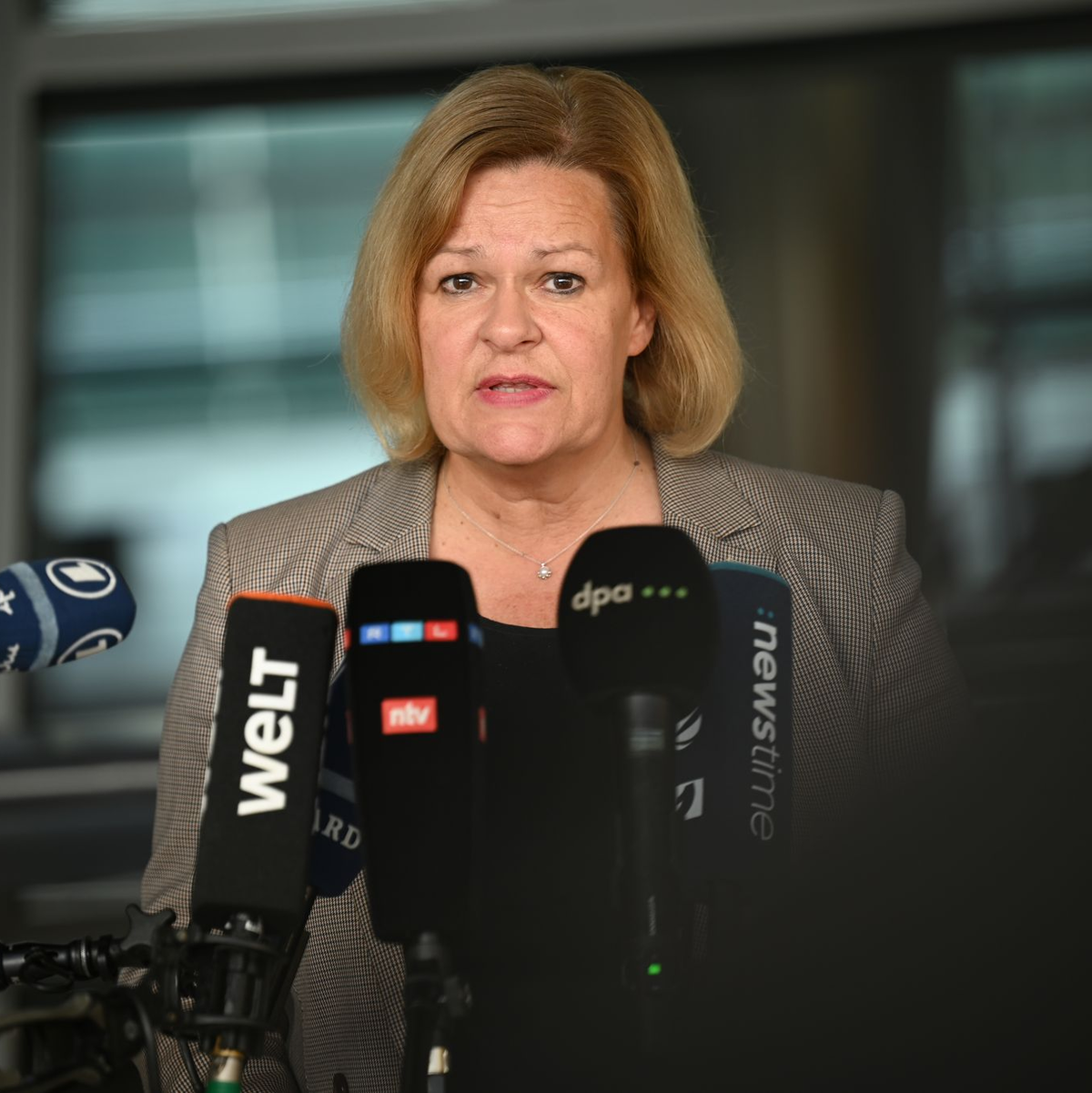 Bundesinnenministerin Nancy Faeser (SPD) hat einen Gesetzentwurf vorgelegt, mit dem Deutschland seine EU-Verpflichtungen zum Schutz der kritischen Infrastruktur umsetzen will.   - Foto: Alina Grünky/dpa