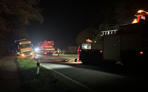 POL-CUX: LKW kommt auf der Landesstraße 135 im Bereich Midlum von der Fahrbahn ab und muss aufwändig geborgen werden (Lichtbild in der Anlage) - Foto: presseportal.de