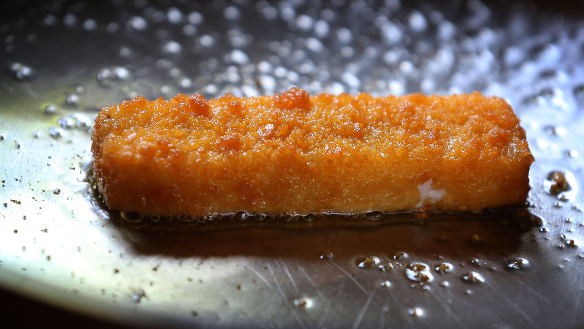 Verbraucher sollten die Fischstäbchen nicht braten oder gar essen. (Archivfoto) - Foto: Karl-Josef Hildenbrand/dpa