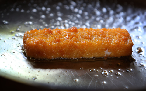Verbraucher sollten die Fischstäbchen nicht braten oder gar essen. (Archivfoto) - Foto: Karl-Josef Hildenbrand/dpa