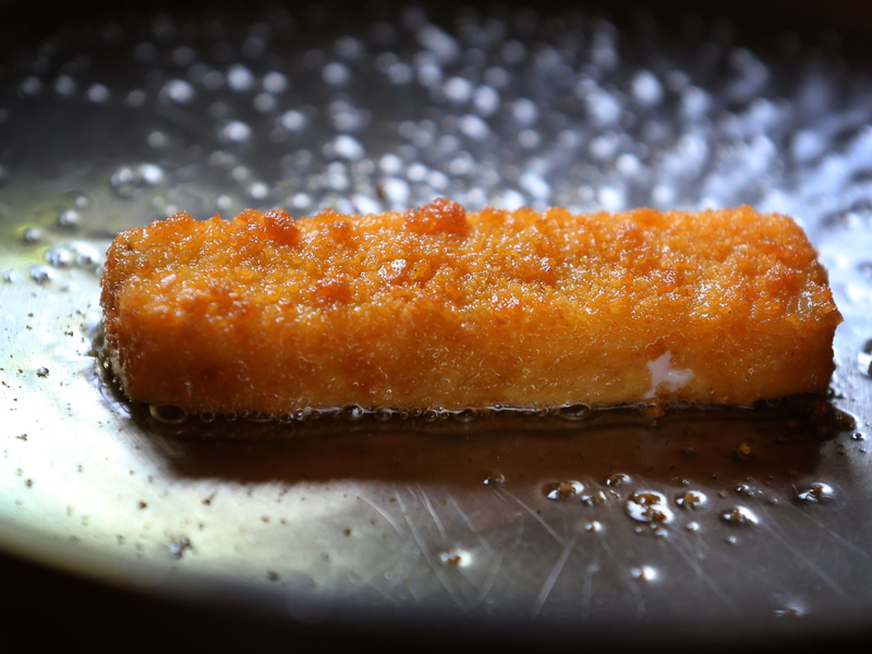 Verbraucher sollten die Fischstäbchen nicht braten oder gar essen. (Archivfoto) - Foto: Karl-Josef Hildenbrand/dpa