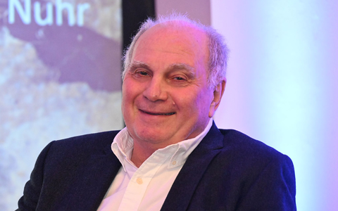 Zu Donald Trump hat Hoeneß eine klare Meinung. - Foto: Felix Hörhager/dpa