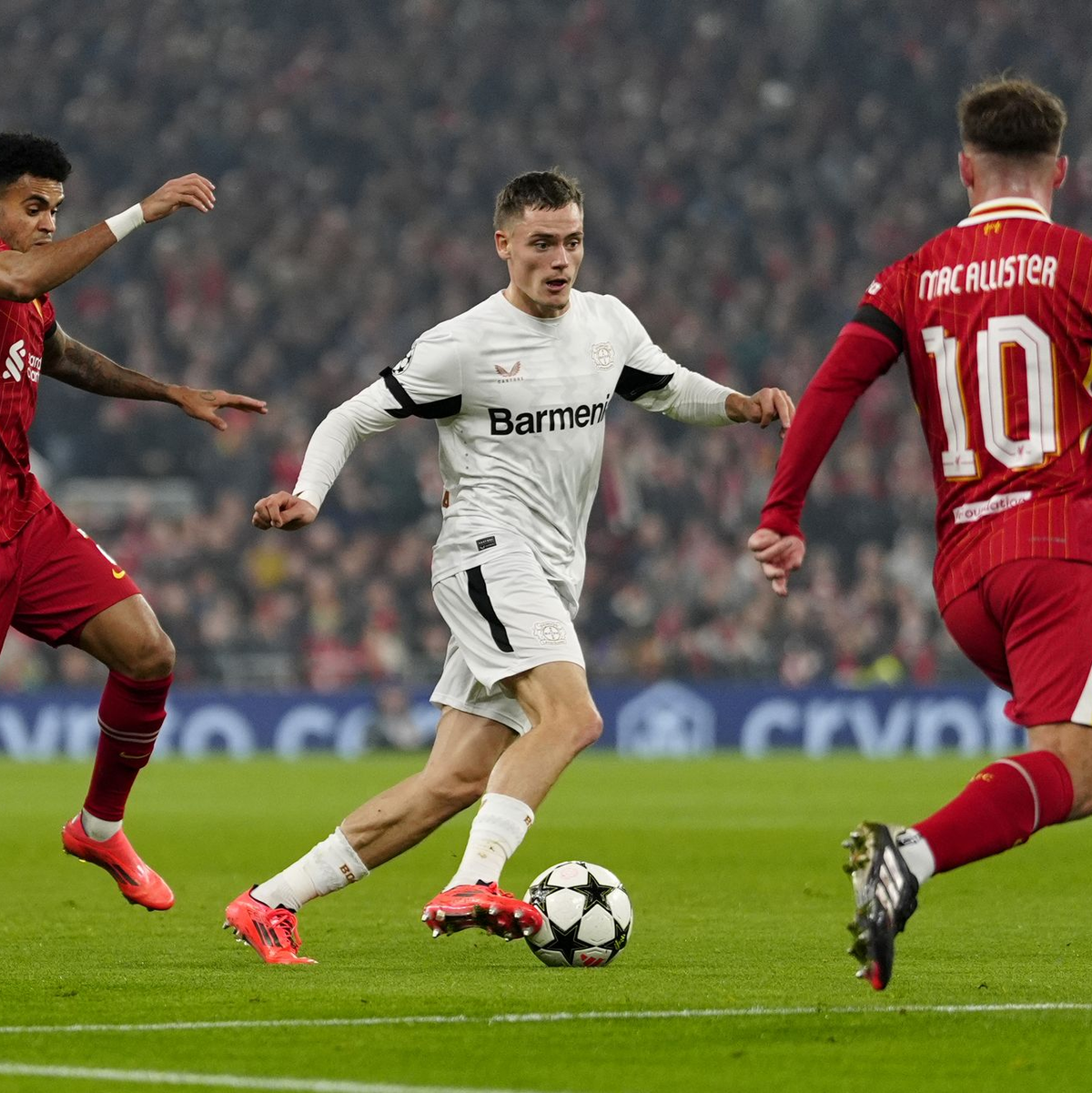 Wegen eines vorherigen Handspiels zählte das Tor von Jeremie Frimpong (links) nicht - Foto: Peter Byrne/PA Wire/dpa