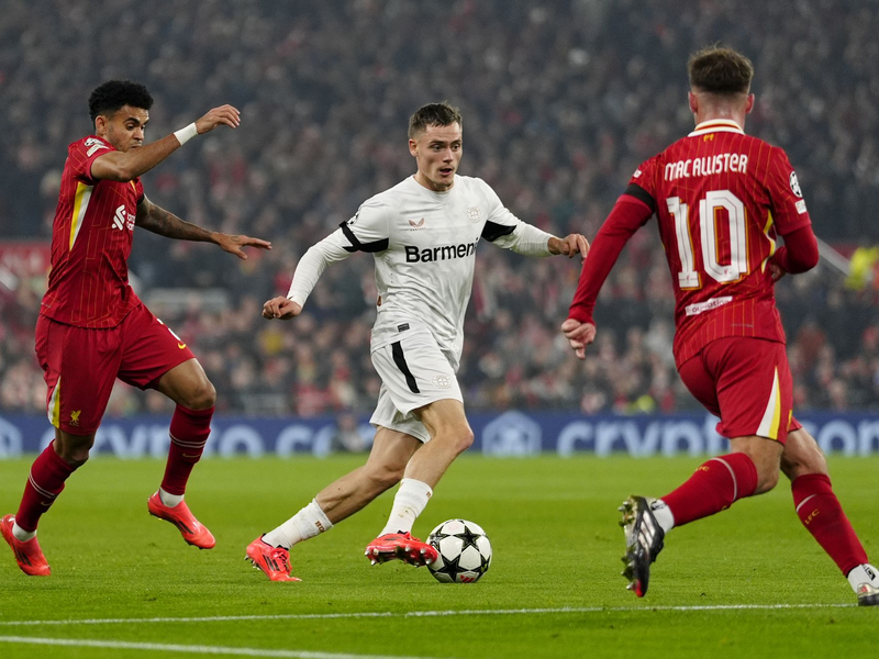 Wegen eines vorherigen Handspiels zählte das Tor von Jeremie Frimpong (links) nicht - Foto: Peter Byrne/PA Wire/dpa