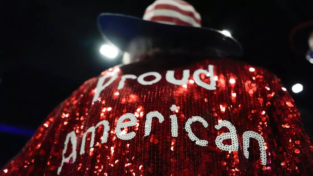 «Proud American» - ein Unterstützer von Trump bei dessen Wahlparty in Florida. - Bild: Julia Demaree Nikhinson/AP/dpa