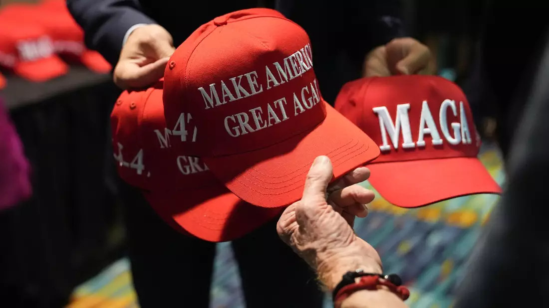 Einer von Trumps wichtigsten Mottos.  - Bild: Lynne Sladky/AP/dpa
