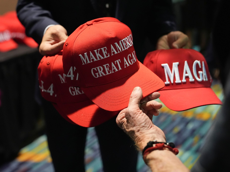 Einer von Trumps wichtigsten Mottos.  - Foto: Lynne Sladky/AP/dpa