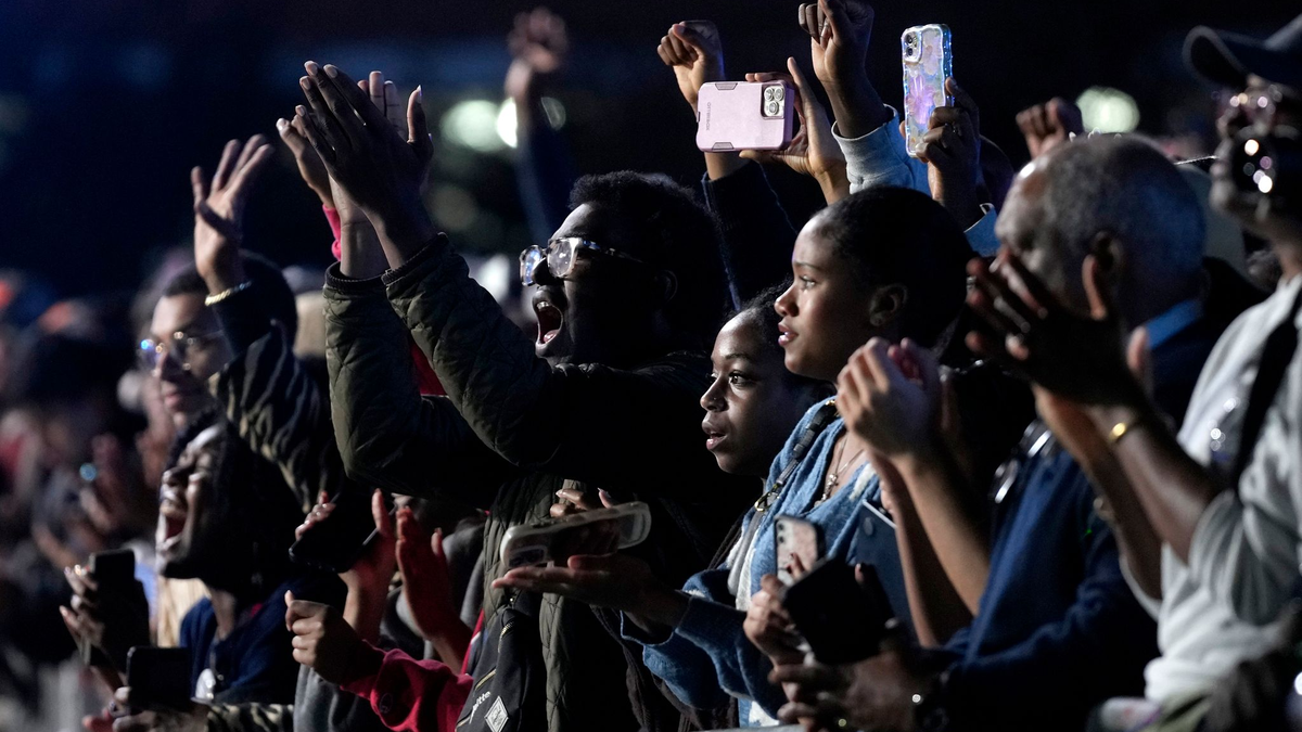 Hoffen auf Harris' Sieg in der Hauptstadt Washington.  - Foto: Susan Walsh/AP/dpa