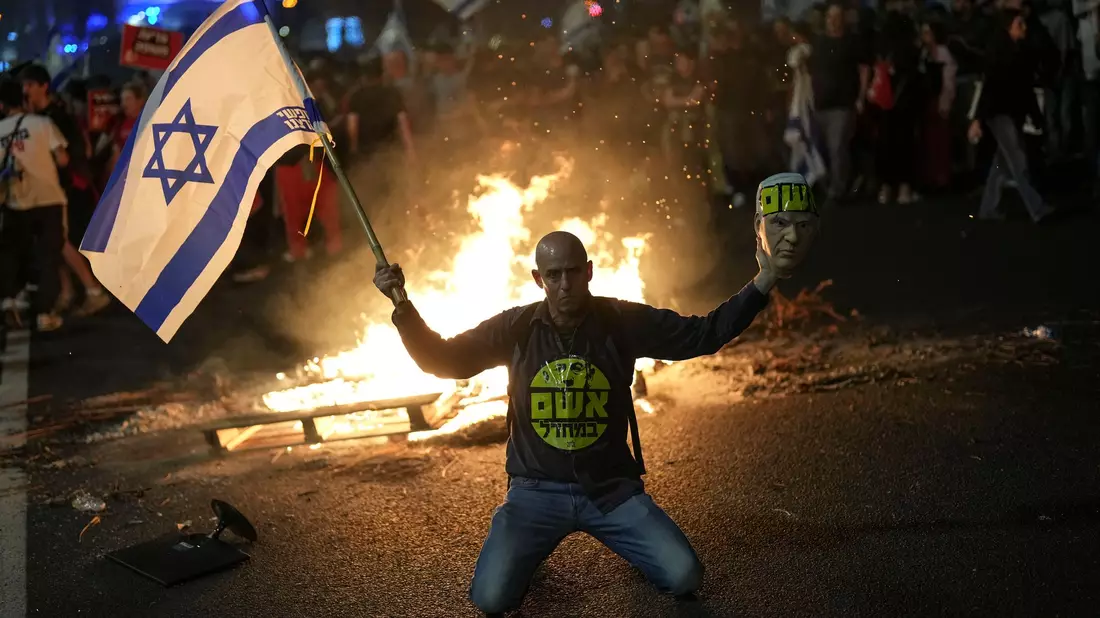 Zahreiche Menschen in Israel gingen nach der Entlassung von Verteidigungsminister Galant auf die Straße.  - Bild: Francisco Seco/AP