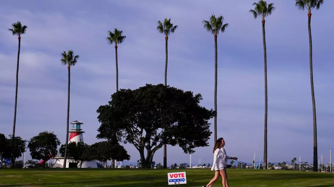 Filmstars, Surfer - und die Heimat von Kamala Harris. Die Demokratin hatte in Kalifornien leichtes Spiel. - Bild: Ashley Landis/AP/dpa