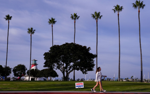 Filmstars, Surfer - und die Heimat von Kamala Harris. Die Demokratin hatte in Kalifornien leichtes Spiel. - Foto: Ashley Landis/AP/dpa