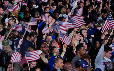 Sie hoffen auf Harris' Wahlsieg. - Foto: J. Scott Applewhite/AP/dpa