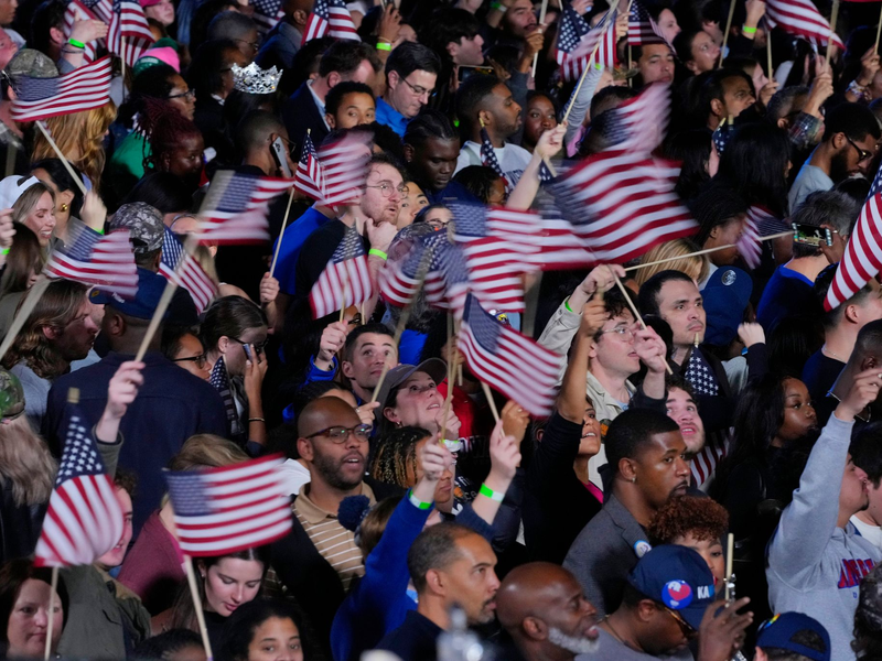 Harris rief ihre Anhänger auf, nicht zu verzagen und nicht den Mut aufzugeben. - Foto: J. Scott Applewhite/AP/dpa