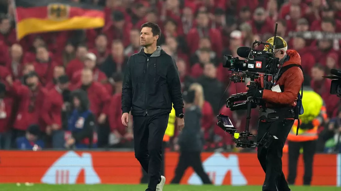 Xabi Alonso kennt die besondere Atmosphäre in Anfield bestens - Bild: Jon Super/AP/dpa