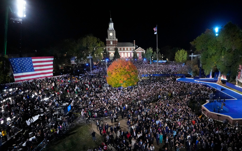 Anhänger von Harris hatten sich in Washington versammelt - die große Überraschung blieb am Wahlabend bislang aber aus. Der Sieg in Hawaii war erwartet worden.  - Foto: David J. Phillip/AP/dpa