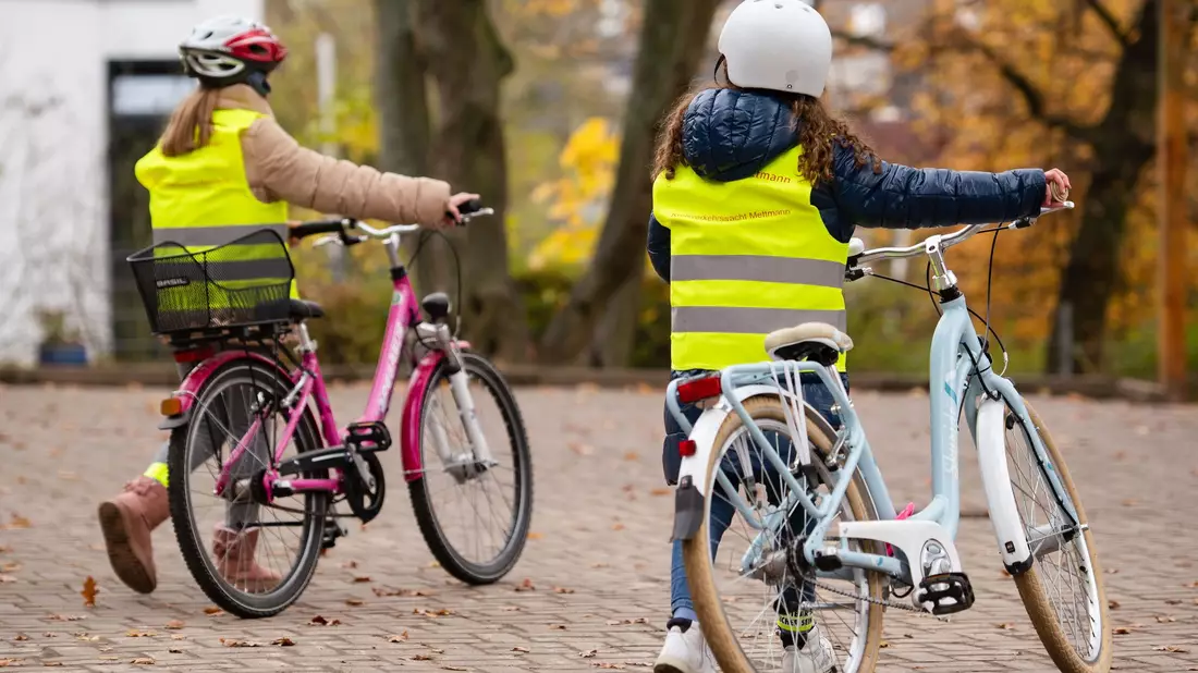 Dass Kinder in der Grundschule sicher auf dem Rad unterwegs sind, ist längst nicht mehr selbstverständlich. (Archivbild) - Bild: Marius Becker/dpa